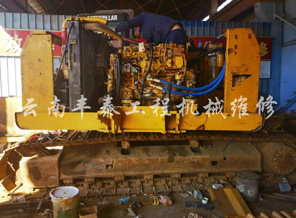 挖掘机维修：诊断与解决转向泵故障的关键技巧